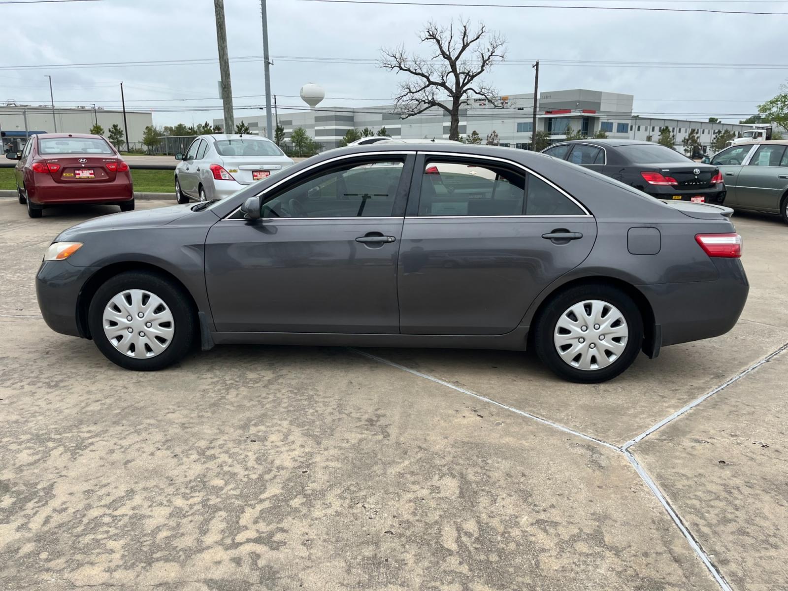 2007 GRAY /gray Toyota Camry CE 5-Spd AT (4T1BE46K37U) with an 2.4L L4 DOHC 16V engine, 5-Speed Automatic Overdrive transmission, located at 14700 Tomball Parkway 249, Houston, TX, 77086, (281) 444-2200, 29.928619, -95.504074 - Photo #3